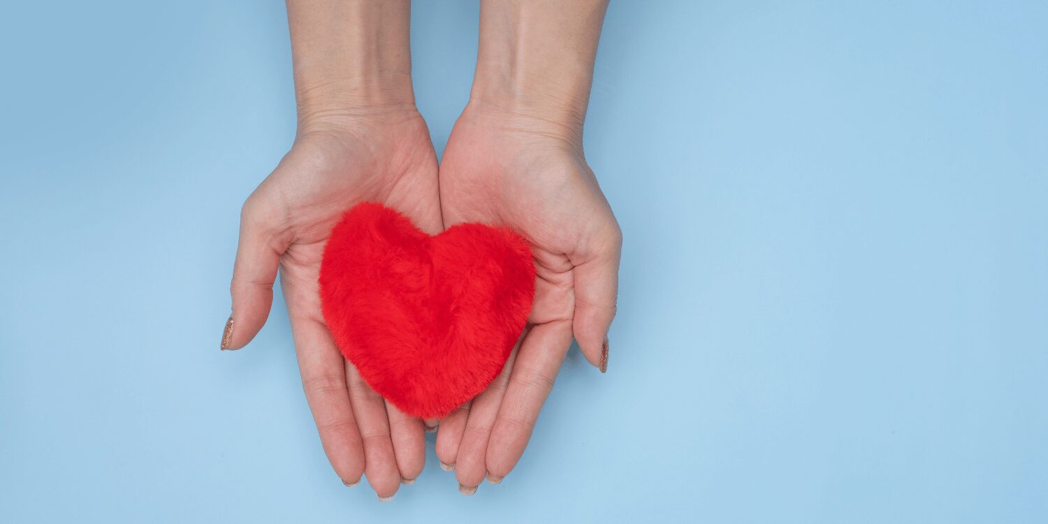 Stoffherz in Händen