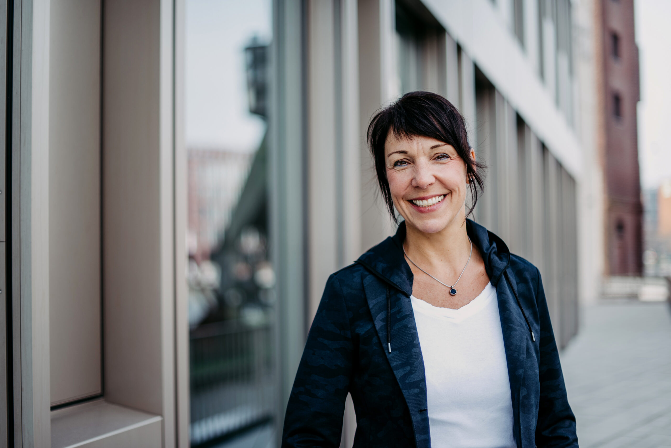 Katja Artelt vor Fenstern